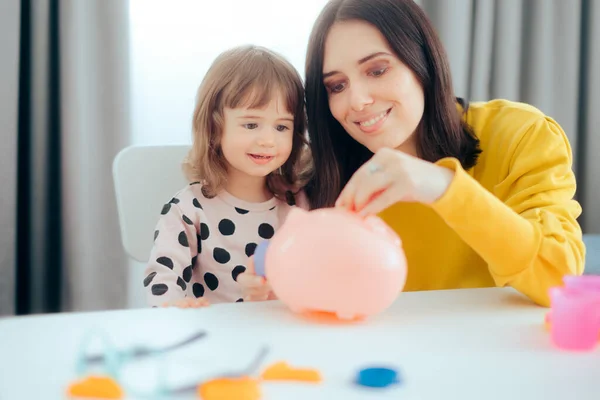 Veselý Maminka Dcera Učení Finanční Vzdělávání Piggy Bank — Stock fotografie