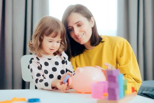 Veselý Maminka Dcera Učení Finanční Vzdělávání Piggy Bank — Stock fotografie