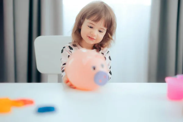 Selamat Toddler Gadis Menyimpan Uang Dengan Bank Piggy — Stok Foto