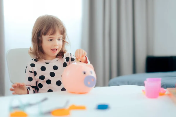 Selamat Toddler Gadis Menyimpan Uang Dengan Bank Piggy — Stok Foto