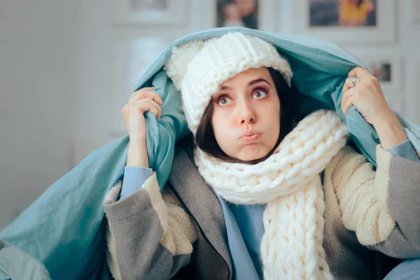 Ongelukkige Vrouw Voelt Koud Dragen Van Warme Winterkleding Binnen — Stockfoto