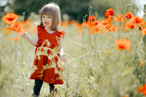 Ευτυχισμένο Κοριτσάκι Που Παίζει Ένα Χωράφι Παπαρούνες — Φωτογραφία Αρχείου