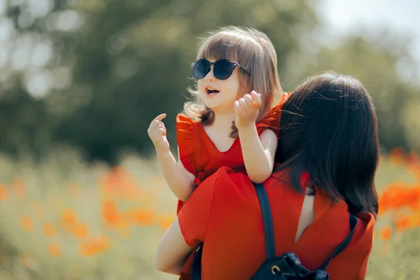 Mamma Tenendo Allegra Bambina Che Indossa Occhiali Sole Alla Moda — Foto Stock