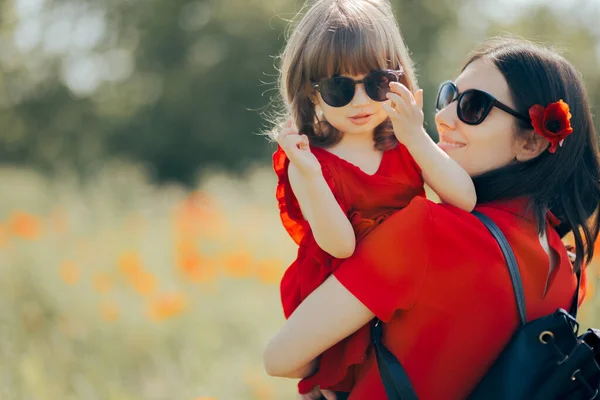 Moeder Holding Vrolijk Klein Meisje Dragen Trendy Zonnebril — Stockfoto