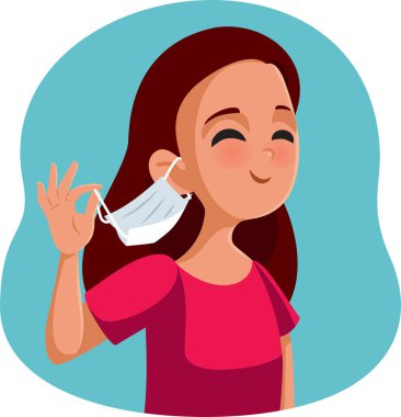 Mutlu kız tıbbi maskesini çıkarıyor.