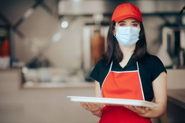 Trabajador Restaurantes Comida Rápida Con Máscara Facial Sosteniendo Una Bandeja —  Fotos de Stock