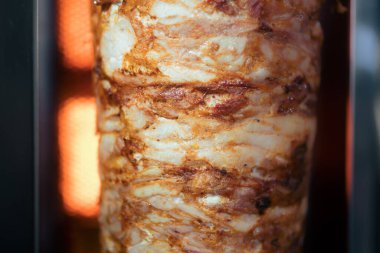 Bir Fast-Food restoranında et ızgarada kızartılıyor.