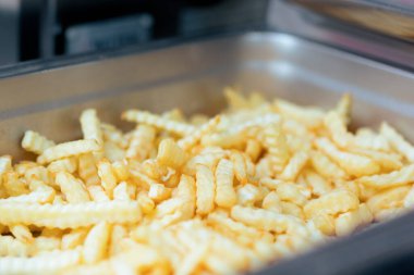 Fast-Food restoranında bir tepsi taze patates kızartması.