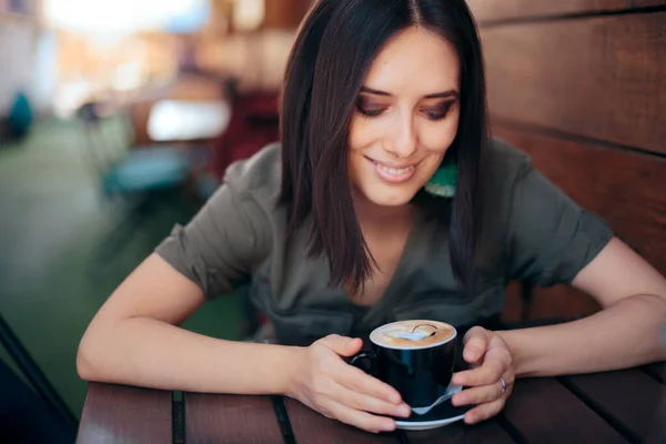 Mujer Feliz Bebiendo Una Taza Café Restaurante Aire Libre — Foto de Stock