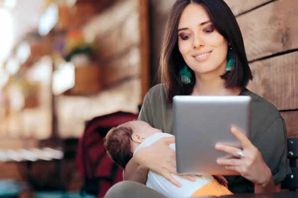 Glad Arbetande Mamma Håller Sovande Baby Och Tablet Restaurang — Stockfoto