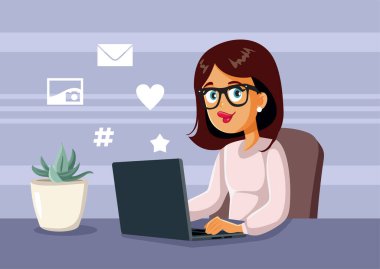 Sosyal medyada dizüstü bilgisayarında vakit geçiren kadın