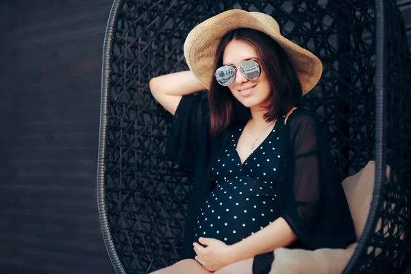 Cheerful Pregnant Mom Wearing Swimsuit Sunglasses Hat — Foto de Stock