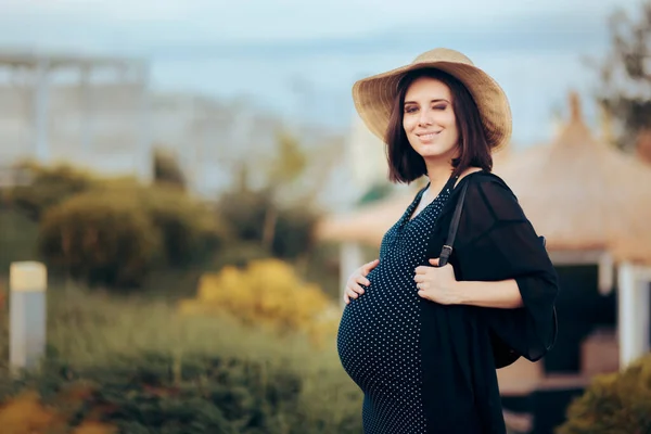 Pregnant Female Tourist Wearing Straw Hat Winking — Stok Foto