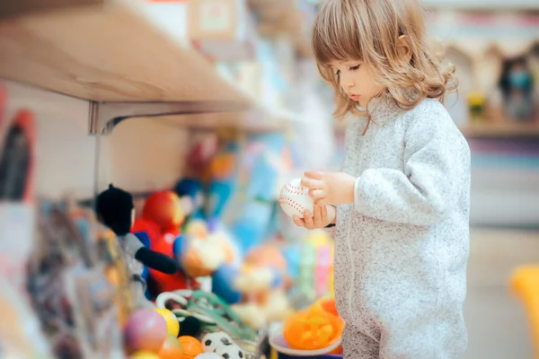 Happy Toddler Girl Scegliere Una Palla Nel Negozio Giocattoli — Foto Stock