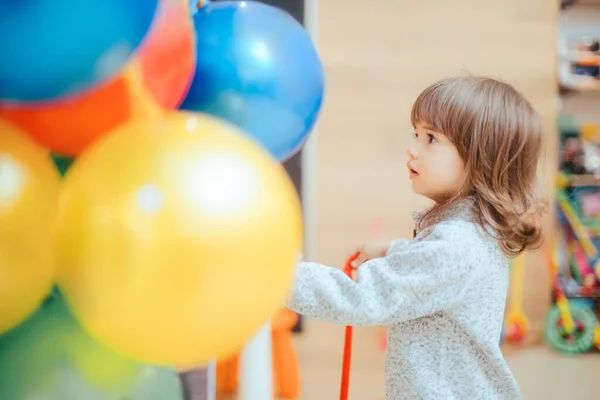 玩具商店里快乐的幼儿选择舞会的小女孩 — 图库照片