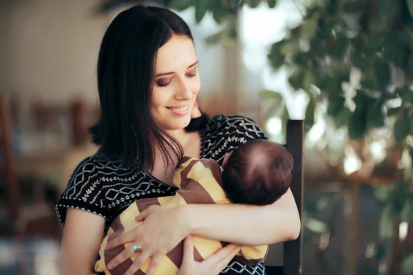 Gelukkig Moeder Holding Haar Schattige Pasgeboren Baby — Stockfoto