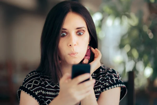 Mujer Sorprendida Recibiendo Mensaje Texto Reaccionando — Foto de Stock