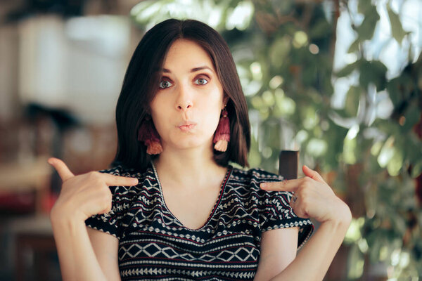 Самодовольная эгоистичная блудница, указывающая на себя