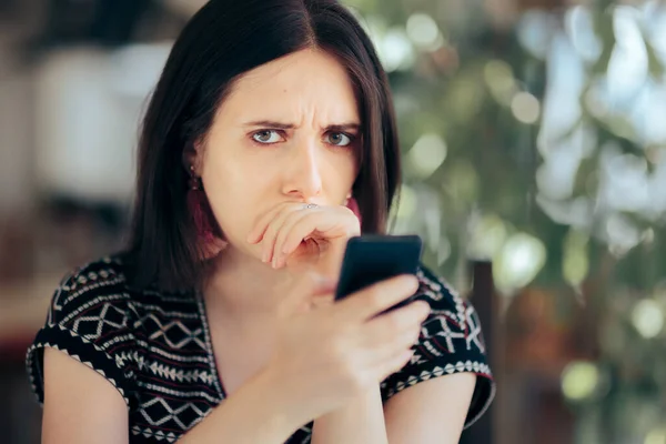 Zorgen Verdrietige Vrouw Die Tekst Leest Haar Telefoon — Stockfoto