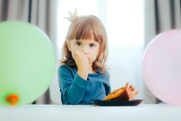 Pequeña Niña Teniendo Pastel Para Cumpleaños —  Fotos de Stock