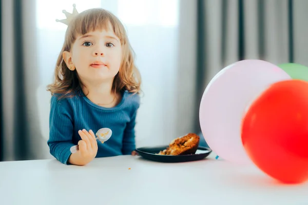 Gadis Toddler Kecil Memiliki Kue Untuk Ulang Tahunnya — Stok Foto