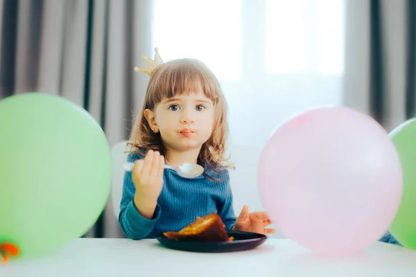 Gadis Toddler Kecil Memiliki Kue Untuk Ulang Tahunnya — Stok Foto