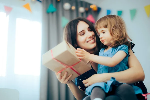 Moeder Holding Gift Voor Haar Peuter Dochter Home Party Celebration — Stockfoto