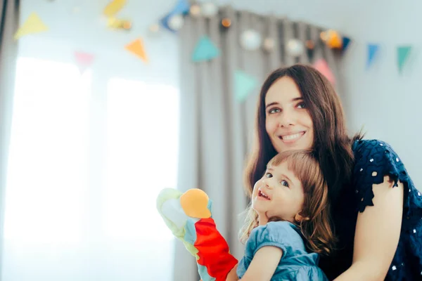 Moeder Holding Kleine Peuter Meisje Spelen Met Hand Pop — Stockfoto