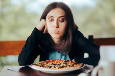 Üzgün Kadın Tabağındaki Pizzaya Bakıyor 