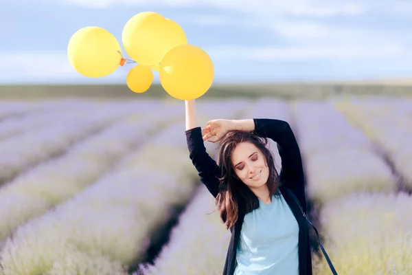 Mulher Feliz Segurando Balões Amarelos Campo Lavanda — Fotografia de Stock