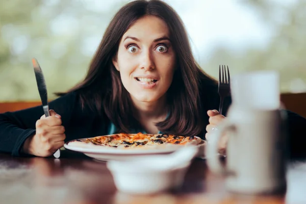 Hongerige Vrouw Met Vork Mes Klaar Pizza Eten — Stockfoto