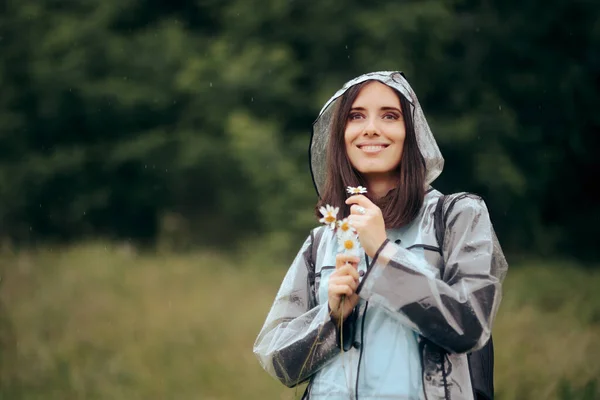 Mujer Sonriente Sosteniendo Flores Diente León Disfrutando Temporada Lluvia — Foto de Stock