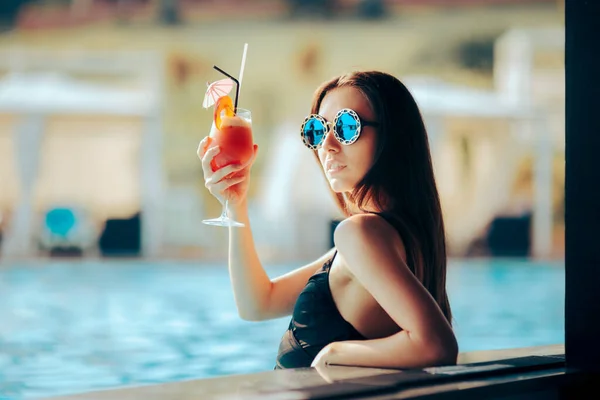 Heureuse Touriste Féminine Boire Cocktail Bord Piscine — Photo