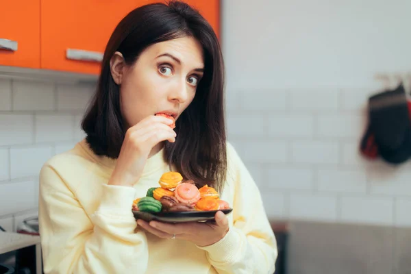 Vrouw Die Macarons Eet Die Zich Schuldig Voelen Zich Verbergen — Stockfoto
