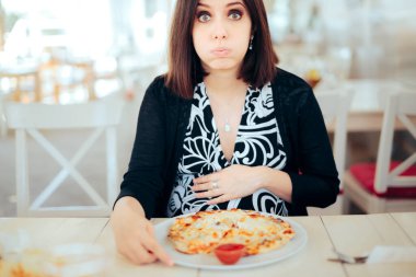 Mutsuz Mide bulandırıcı Hamile Kadın Pizza Yemeye Çalışıyor 