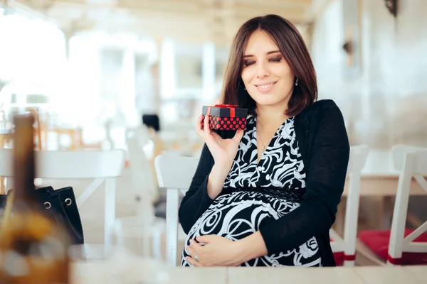 Ibu Ceria Akan Menerima Hadiah Mandi Bayi — Stok Foto