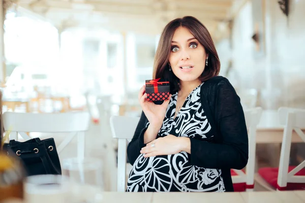 Vrolijke Moeder Ontvangen Een Baby Shower Gift — Stockfoto