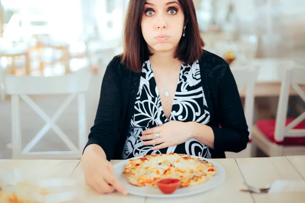 Wanita Hamil Mual Yang Tidak Bahagia Mencoba Untuk Makan Pizza — Stok Foto