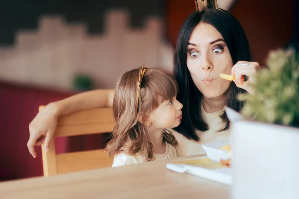 Funny Mother Daughter Celebrating Fast Food Birthday Party — 스톡 사진