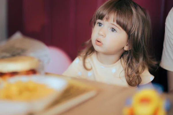 Cute Little Girl Sitting Fast Food Restaurant — 스톡 사진