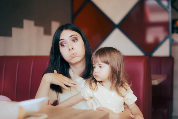 Mom Child Feeling Heat Sitting Indoors Restaurant — Stock Photo, Image