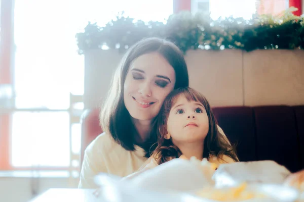 Mother Daughter Sitting Together Restaurant Booth —  Fotos de Stock