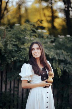 Ortaçağ Kadını Dışarıda Metal Sürahi Tutuyor