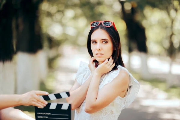 Attrice Che Gira Una Scena All Aperto Progetto Cinematografico Indipendente — Foto Stock