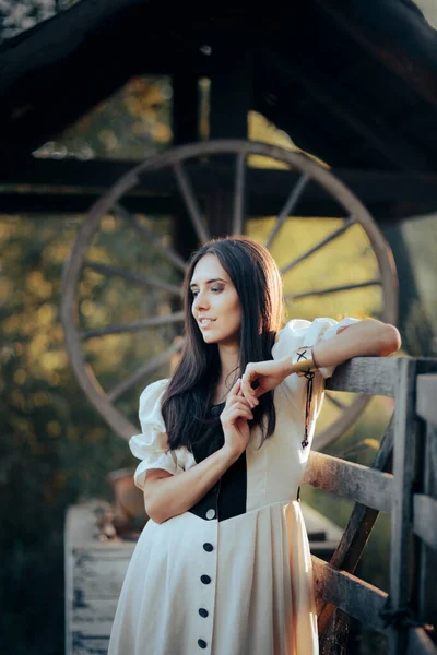 Portrait Une Femme Médiévale Debout Côté Une Roue Fontaine — Photo