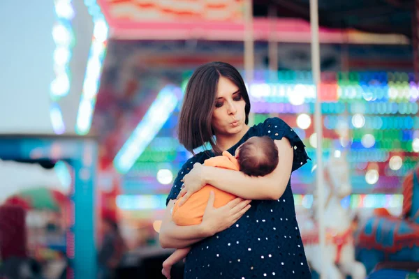 Maman Drôle Tenant Nouveau Foire Locale Carnaval — Photo