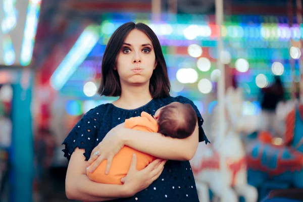 Gestresste Mutter Hält Neugeborenes Auf Lokalem Jahrmarkt — Stockfoto