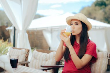 Yaz Kadını Restoranda Portakal Suyu İçiyor