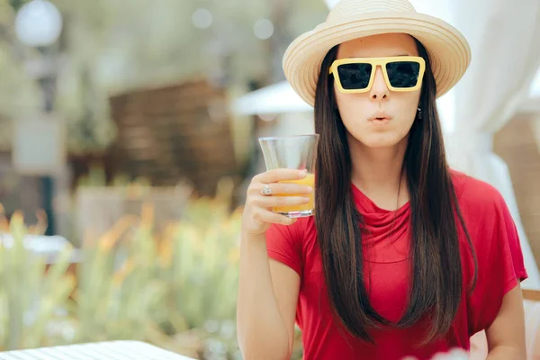 Wanita Musim Panas Memakai Topi Matahari Dan Kacamata Hitam Meminum — Stok Foto