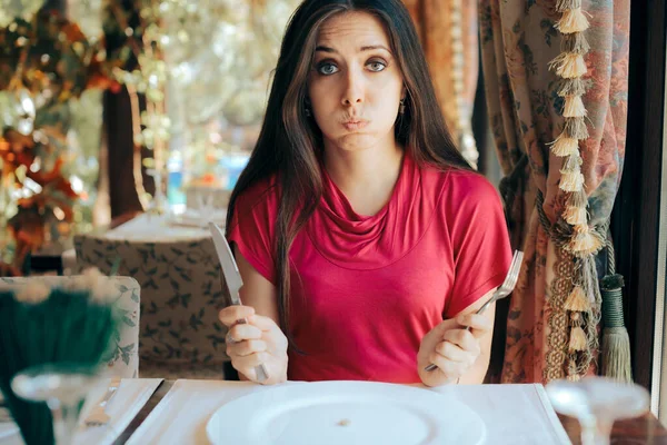 Mujer Estresada Tomando Una Píldora Antes Comida Restaurante — Foto de Stock